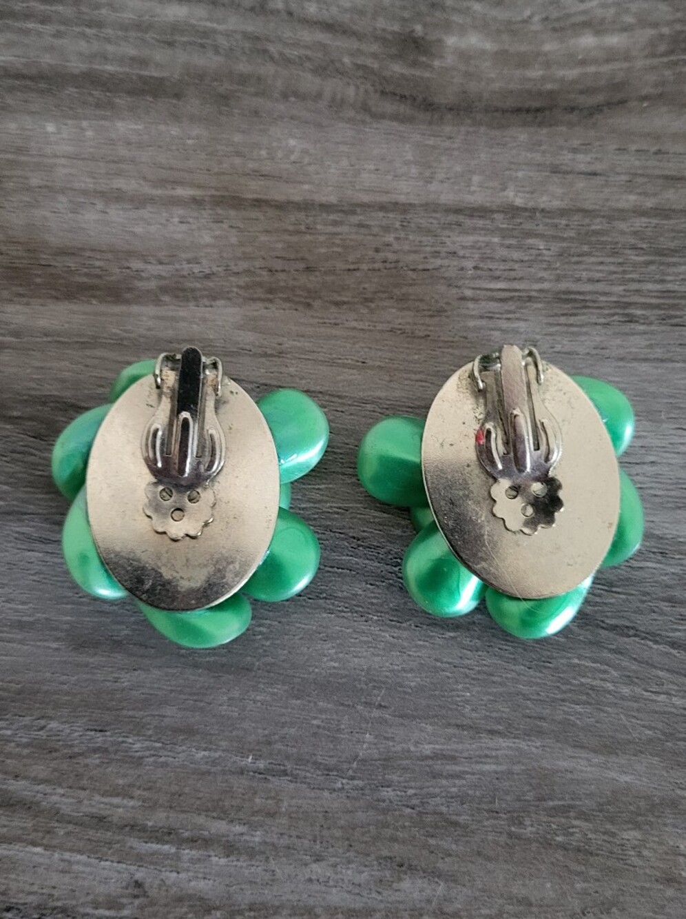 Vintage Green Floral Clip-On Earrings Mid Century Costume Jewelry - Picture 4 of 9